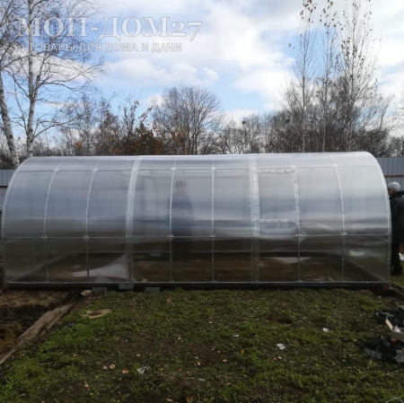 Теплица Крепче Усиленная 6 метров с поликарбонатом | Мой-Дом27 | Каркас изготовлен из оцинкованной замкнутой трубы 30*20 мм.<br>
 Ширина - 3&nbsp;метра. Высота - 2,1 метра. Длина 6 метров.&nbsp;<br>
 Выдерживаемая снеговая нагрузка - 230 кг/м2. Выдерживаемая ветровая нагрузка - до 28 м/с.<br>
 <b>ЦЕЛЬНОСВАРНЫЕ ТОРЦЫ и ДУГИ. Расстояние между дугами 0,65&nbsp;метра.</b><br>
 Толщина металла дуг 1&nbsp;мм. Ширина двери 0,96 метра.<br>